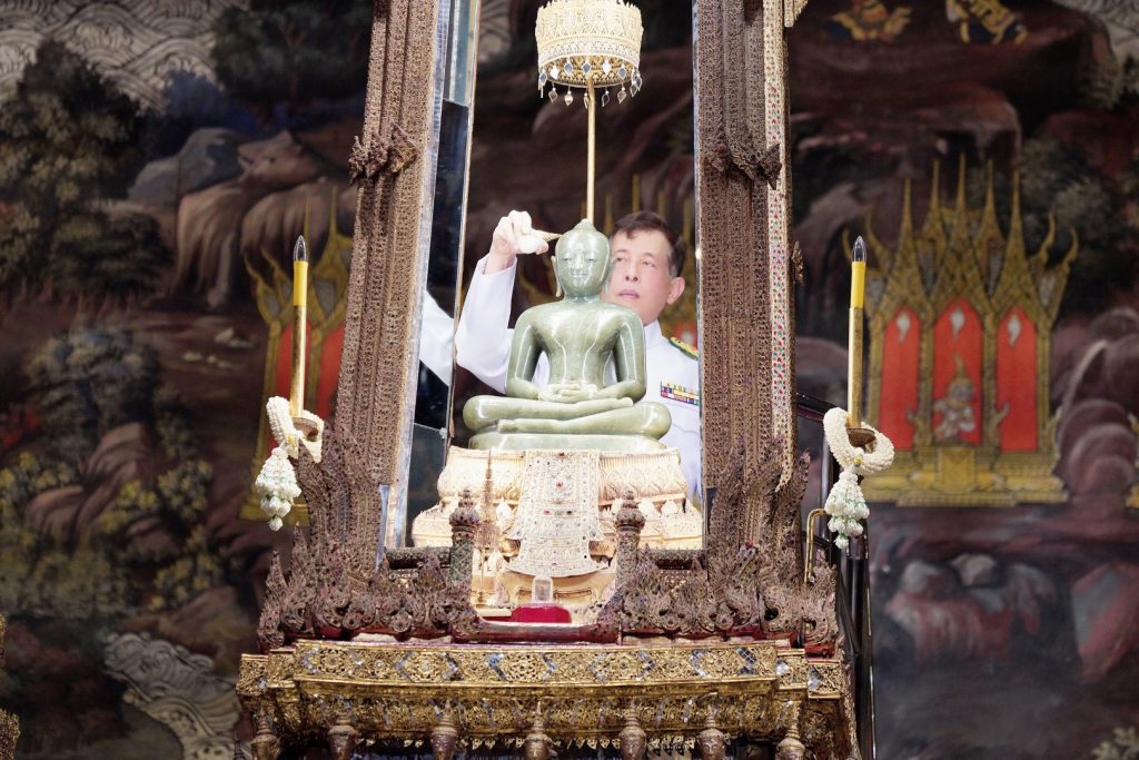 ทรงเปลี่ยนเครื่องทรงฤดูฝนเป็นเครื่องทรงฤดูหนาว