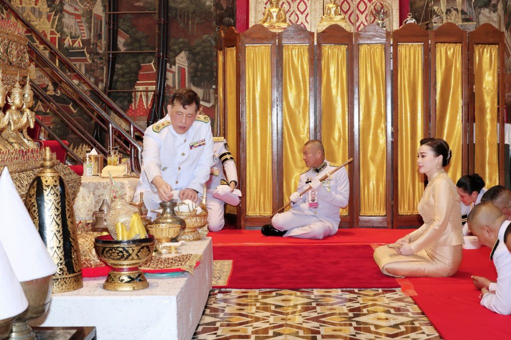 ทรงเปลี่ยนเครื่องทรงฤดูฝนเป็นเครื่องทรงฤดูหนาว