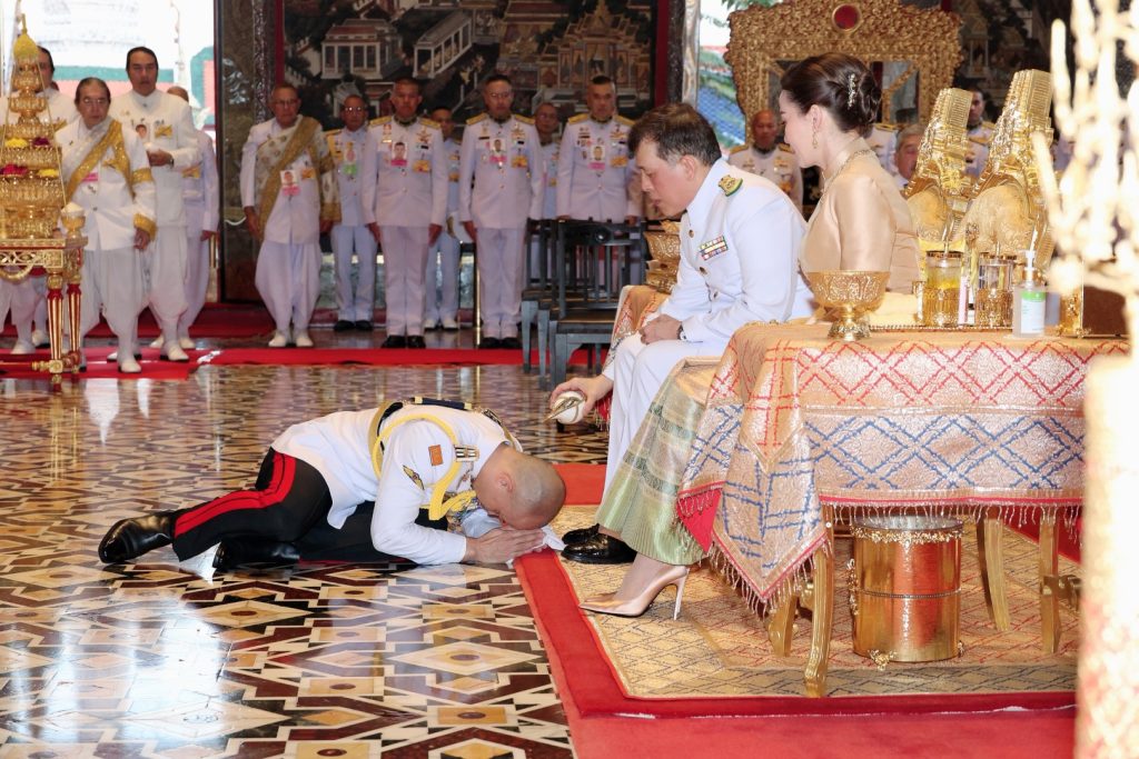 ทรงเปลี่ยนเครื่องทรงฤดูฝนเป็นเครื่องทรงฤดูหนาว