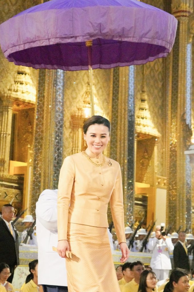 ทรงเปลี่ยนเครื่องทรงฤดูฝนเป็นเครื่องทรงฤดูหนาว