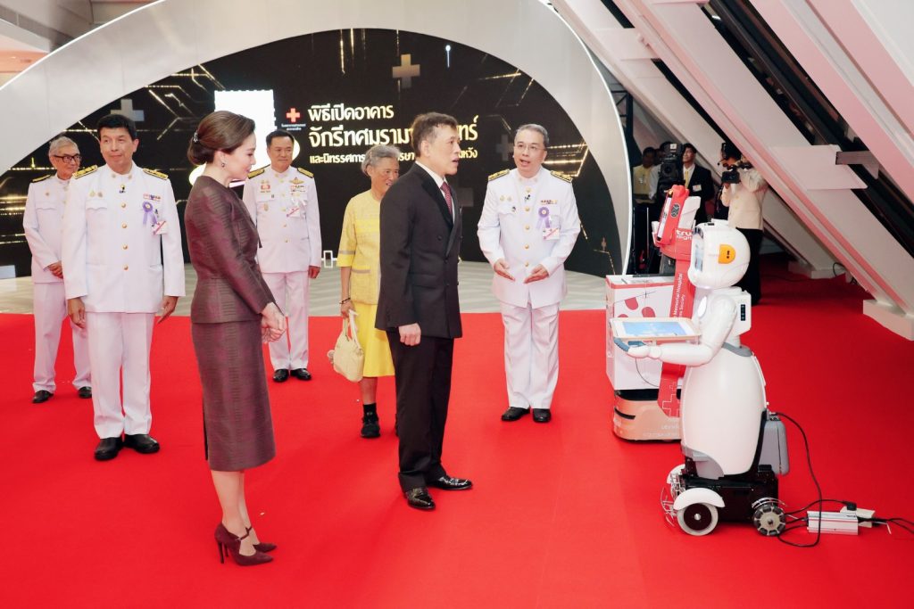 ทรงเปิดอาคาร “จักรีทศมรามาธิบดินทร์” ณ โรงพยาบาลจุฬาลงกรณ์ สภากาชาดไทย
