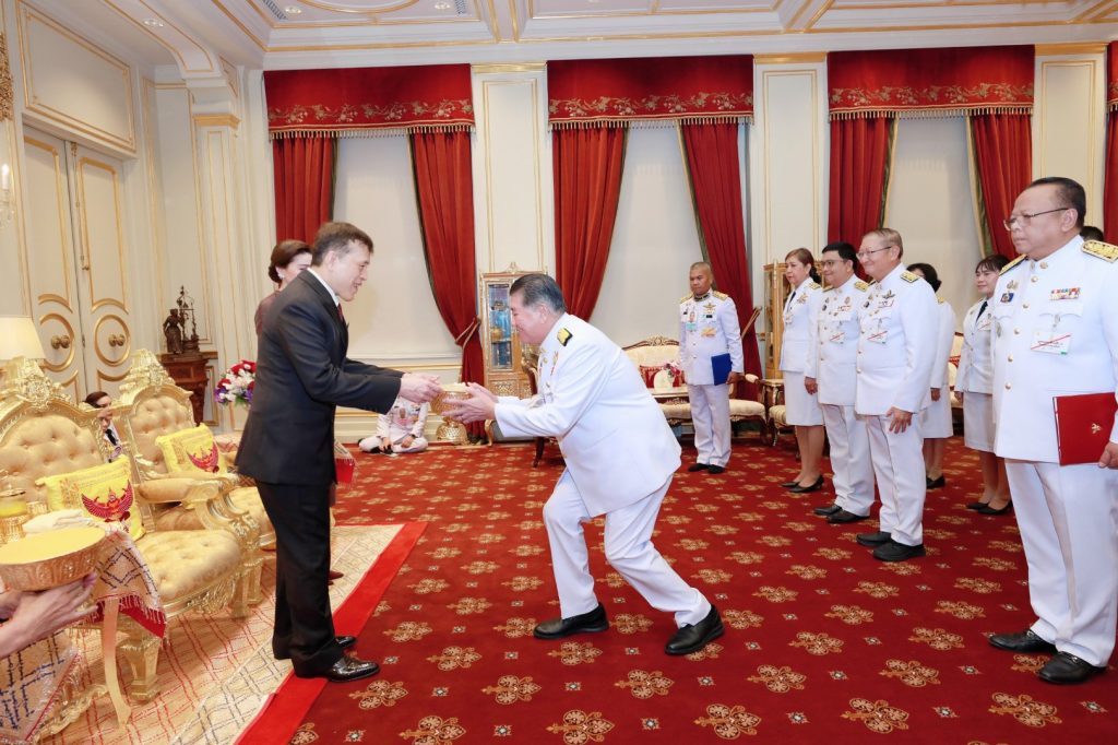 พระราชทานพระบรมราชวโรกาสให้ คณะบุคคลต่าง ๆ เฝ้าทูลละอองธุลีพระบาท