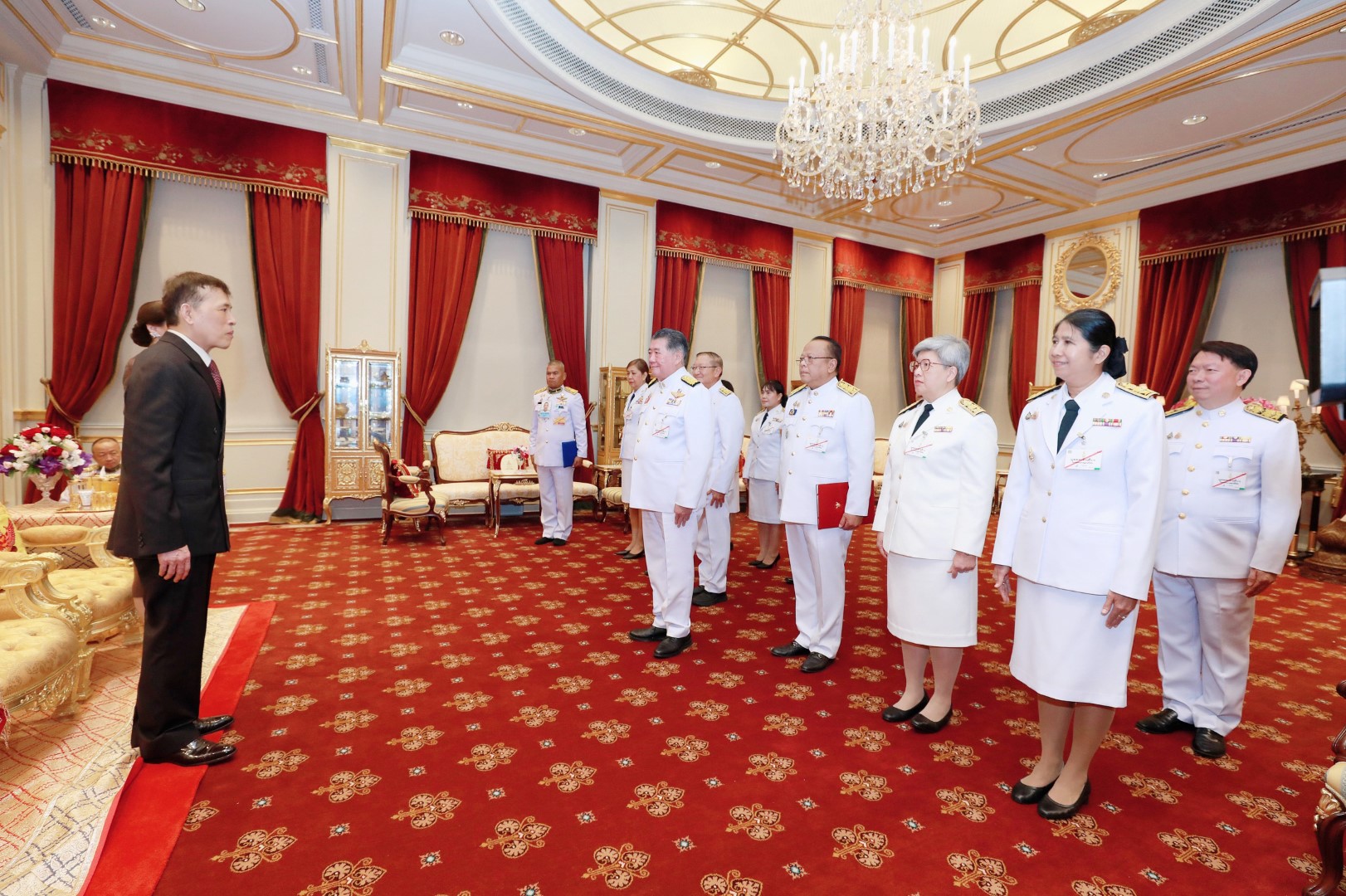 พระบาทสมเด็จพระเจ้าอยู่หัว และสมเด็จพระนางเจ้า ฯ พระบรมราชินี เสด็จออก ณ พระที่นั่งอัมพรสถาน พระราชวังดุสิต พระราชทานพระบรมราชวโรกาสให้ คณะบุคคลต่าง ๆ เฝ้าทูลละอองธุลีพระบาท