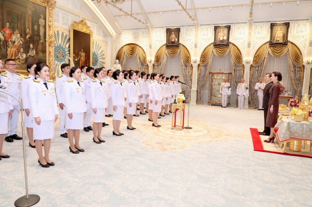 คณะบุคคลต่าง ๆ เฝ้าทูลละอองธุลีพระบาท