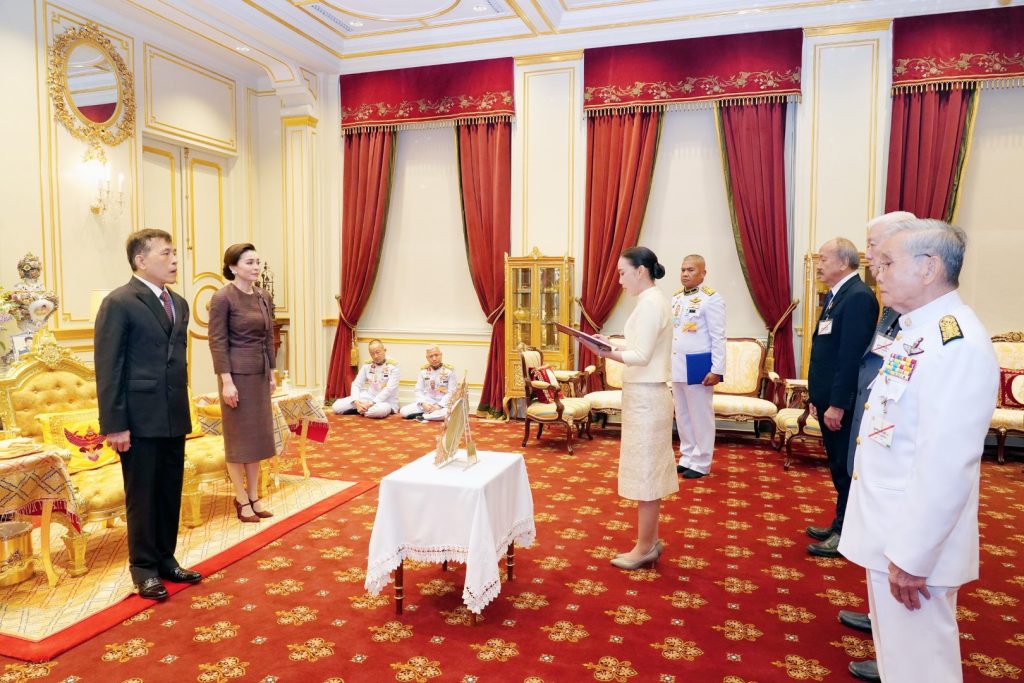 คณะบุคคลต่าง ๆ เฝ้าทูลละอองธุลีพระบาท