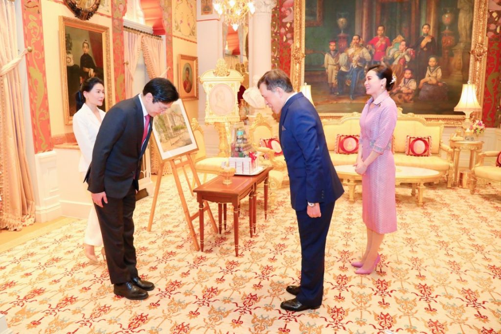 วันนี้ 28 พฤศจิกายน 2567 เวลา 17.03 น. พระบาทสมเด็จพระเจ้าอยู่หัว และสมเด็จพระนางเจ้า ฯ พระบรมราชินี เสด็จออก ณ พระที่นั่งอัมพรสถาน พระราชวังดุสิต พระราชทานพระบรมราชวโรกาสให้ คณะบุคคลต่าง ๆ เฝ้าทูลละอองธุลีพระบาท ตามลำดับดังนี้ - นายลอเรนซ์ หว่อง (Mr. Lawrence Wong) นายกรัฐมนตรีสาธารณรัฐสิงคโปร์ และนางจื่อ ลุย หลู (Ms. Tze Lui Loo) ภริยา เฝ้าทูลละอองธุลีพระบาท ในโอกาสเดินทางเยือนประเทศไทยอย่างเป็นทางการในฐานะแขกของรัฐบาล (Official Visit) ประเทศไทยและสาธารณรัฐสิงคโปร์ สถาปนาความสัมพันธ์ทางการทูตระหว่างกันเมื่อปี ๒๕๐๘ และจะมีการฉลองการครบรอบ ๖๐ ปี แห่งการสถาปนาความสัมพันธ์ทางการทูตในปี ๒๕๖๘ โดยในการเดินทาง เยือนประเทศไทยอย่างเป็นทางการในครั้งนี้ นายกรัฐมนตรีสาธารณรัฐสิงคโปร์จะร่วมหารือทวิภาคี เพื่อกระชับความสัมพันธ์ระหว่างสองประเทศให้ใกล้ชิดกันยิ่งขึ้น ทั้งในด้านการแลกเปลี่ยนการเยือน การเป็นหุ้นส่วนด้าน ความมั่นคงและด้านเศรษฐกิจ ความสัมพันธ์ระดับประชาชน และความร่วมมือเชิงยุทธศาสตร์ รวมถึงผลักดัน ความร่วมมือในสาขาใหม่ อาทิ ความมั่นคงทางไซเบอร์ เศรษฐกิจดิจิทัล เศรษฐกิจสีเขียว การลงทุนในอุตสาหกรรมแห่งอนาคต เพื่อประโยชน์ของประชาชนทั้งสองประเทศ ในโอกาสนี้ นายกรัฐมนตรีสาธารณรัฐสิงคโปร์ และภริยา ทูลเกล้าทูลกระหม่อมถวายภาพวาดสีน้ำมัน “อาคารรัฐสภาหลังเดิมของสาธารณรัฐสิงคโปร์” (Old Parliament House) แด่พระบาทสมเด็จพระเจ้าอยู่หัว ทูลเกล้าทูลกระหม่อมถวายต่างหูแด่สมเด็จพระนางเจ้า ฯ พระบรมราชินี และทูลเกล้าทูลกระหม่อมถวายผลิตภัณฑ์บำรุงสุขภาพแด่พระบาทสมเด็จพระเจ้าอยู่หัวและสมเด็จพระนางเจ้า ฯ พระบรมราชินี