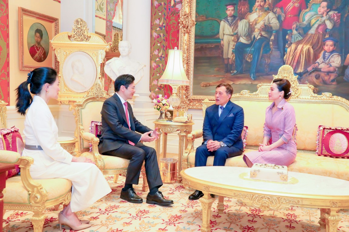 พระบาทสมเด็จพระเจ้าอยู่หัว และสมเด็จพระนางเจ้า ฯ พระบรมราชินี เสด็จออก ณ พระที่นั่งอัมพรสถาน พระราชวังดุสิต พระราชทานพระบรมราชวโรกาสให้ คณะบุคคลต่าง ๆ  เฝ้าทูลละอองธุลีพระบาท