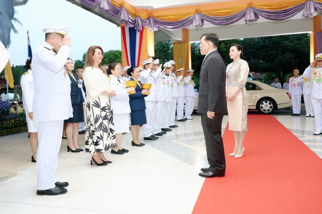 พระบาทสมเด็จพระเจ้าอยู่หัว และสมเด็จพระนางเจ้า ฯ พระบรมราชินี เสด็จพระราชดำเนินโดยรถยนต์พระที่นั่ง จากพระที่นั่งอัมพรสถาน พระราชวังดุสิต ไปยังท่าอากาศยานทหาร ดอนเมือง เพื่อประทับเครื่องบินพระที่นั่ง เสด็จพระราชดำเนินไปทรงเปิดการประชุมวิชาการนานาชาติ “จากการพัฒนา ทางเลือกมุ่งสู่การพัฒนาที่ยั่งยืน : เสริมสร้างความเข้มแข็งให้กับการพัฒนาทางเลือก เพื่อรับมือการท้าทายทุกประเด็น ของโลก” (The Royal Project International Conference : From Alternative Development to Sustainable Development Goals : Empowering Alternative Development to Address Global Challenges) และทรงเปิดงานโครงการหลวง ๒๕๖๗ “Hats on Hills ห่มเขาด้วยเงาไม้ ใต้ร่มพระบารมี ๕๕ ปี โครงการหลวง” ณ อุทยานหลวงราชพฤกษ์ อำเภอเมืองเชียงใหม่ จังหวัดเชียงใหม่