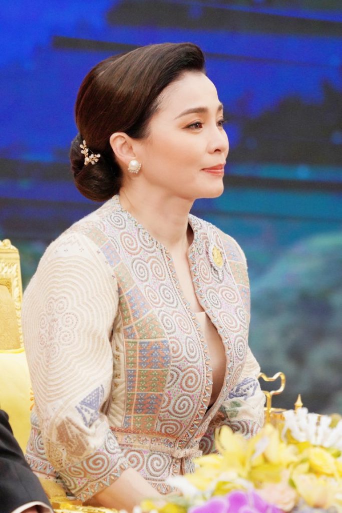 พระบาทสมเด็จพระเจ้าอยู่หัว และสมเด็จพระนางเจ้า ฯ พระบรมราชินี เสด็จพระราชดำเนินโดยรถยนต์พระที่นั่ง จากพระที่นั่งอัมพรสถาน พระราชวังดุสิต ไปยังท่าอากาศยานทหาร ดอนเมือง เพื่อประทับเครื่องบินพระที่นั่ง เสด็จพระราชดำเนินไปทรงเปิดการประชุมวิชาการนานาชาติ “จากการพัฒนา ทางเลือกมุ่งสู่การพัฒนาที่ยั่งยืน : เสริมสร้างความเข้มแข็งให้กับการพัฒนาทางเลือก เพื่อรับมือการท้าทายทุกประเด็น ของโลก” (The Royal Project International Conference : From Alternative Development to Sustainable Development Goals : Empowering Alternative Development to Address Global Challenges) และทรงเปิดงานโครงการหลวง ๒๕๖๗ “Hats on Hills ห่มเขาด้วยเงาไม้ ใต้ร่มพระบารมี ๕๕ ปี โครงการหลวง” ณ อุทยานหลวงราชพฤกษ์ อำเภอเมืองเชียงใหม่ จังหวัดเชียงใหม่