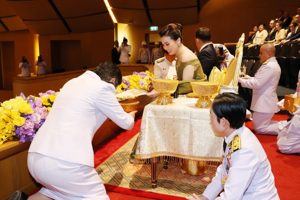 วันนี้ เวลา ๑๘.๐๐ น. พระบาทสมเด็จพระเจ้าอยู่หัว และสมเด็จพระนางเจ้า ฯ พระบรมราชินี เสด็จพระราชดําเนินโดยรถยนต์พระที่นั่ง จากพระที่นั่งอัมพรสถาน พระราชวังดุสิต ไปทอดพระเนตรการแสดงดนตรี ออร์เคสตราเฉลิมพระเกียรติพระบาทสมเด็จพระเจ้าอยู่หัว เนื่องในโอกาสพระราชพิธีมหามงคลเฉลิมพระชนมพรรษา ๖ รอบ ๒๘ กรกฎาคม ๒๕๖๗ ณ หอประชุมนวมภูมินทร์ วชิราวุธวิทยาลัย เขตดุสิต กรุงเทพมหานคร