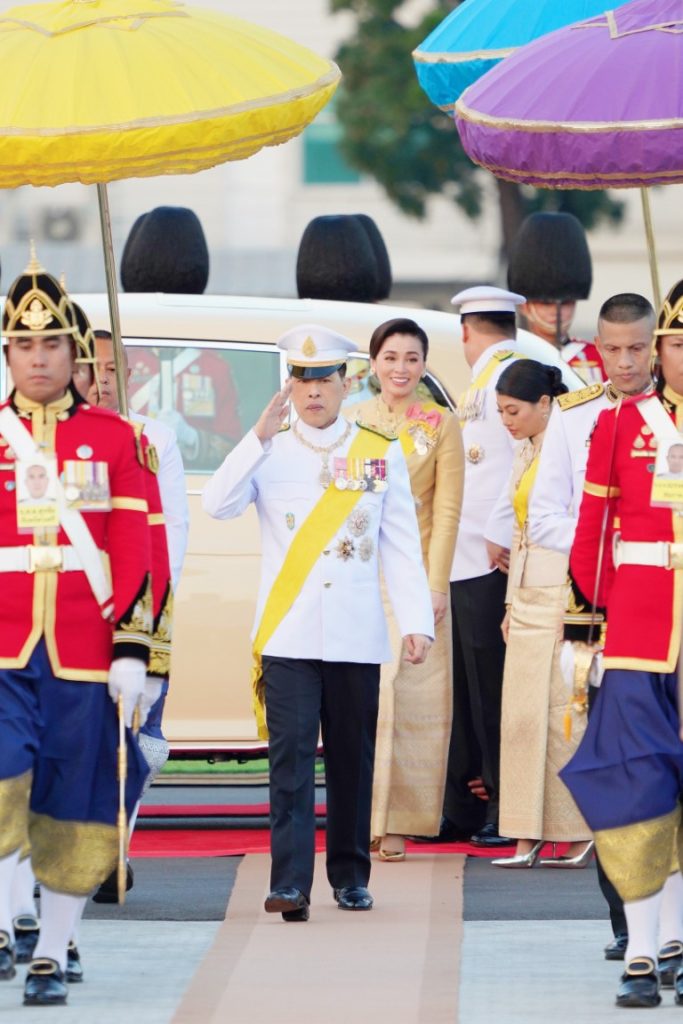 เวลา ๑๗.๔๗ น. พระบาทสมเด็จพระเจ้าอยู่หัว และสมเด็จพระนางเจ้า ฯ พระบรมราชินี เสด็จพระราชดำเนินไปในการพระราชพิธีทรงบำเพ็ญพระราชกุศลทักษิณานุปทาน เนื่องในวันคล้ายวันพระบรม ราชสมภพพระบาทสมเด็จพระบรมชนกาธิเบศร มหาภูมิพลอดุลยเดชมหาราช บรมนาถบพิตร พุทธศักราช ๒๕๖๗ ณ พระที่นั่งอมรินทรวินิจฉัย พระบรมมหาราชวัง