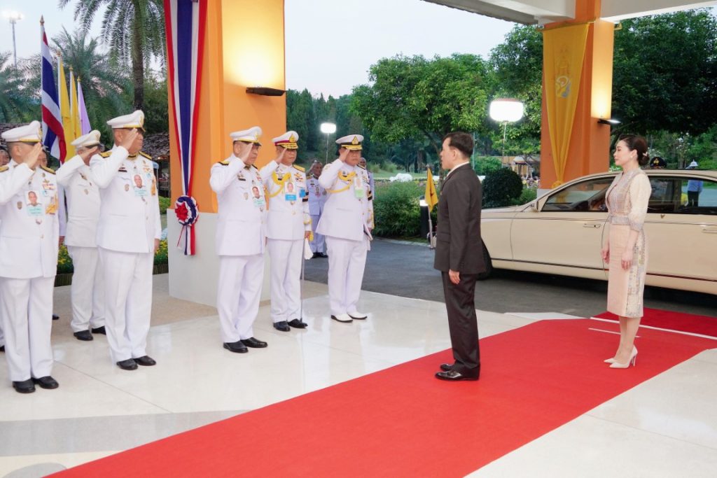 พระบาทสมเด็จพระเจ้าอยู่หัว และสมเด็จพระนางเจ้า ฯ พระบรมราชินี เสด็จพระราชดำเนินโดยรถยนต์พระที่นั่ง จากพระที่นั่งอัมพรสถาน พระราชวังดุสิต ไปยังท่าอากาศยานทหาร ดอนเมือง เพื่อประทับเครื่องบินพระที่นั่ง เสด็จพระราชดำเนินไปทรงเปิดการประชุมวิชาการนานาชาติ “จากการพัฒนา ทางเลือกมุ่งสู่การพัฒนาที่ยั่งยืน : เสริมสร้างความเข้มแข็งให้กับการพัฒนาทางเลือก เพื่อรับมือการท้าทายทุกประเด็น ของโลก” (The Royal Project International Conference : From Alternative Development to Sustainable Development Goals : Empowering Alternative Development to Address Global Challenges) และทรงเปิดงานโครงการหลวง ๒๕๖๗ “Hats on Hills ห่มเขาด้วยเงาไม้ ใต้ร่มพระบารมี ๕๕ ปี โครงการหลวง” ณ อุทยานหลวงราชพฤกษ์ อำเภอเมืองเชียงใหม่ จังหวัดเชียงใหม่