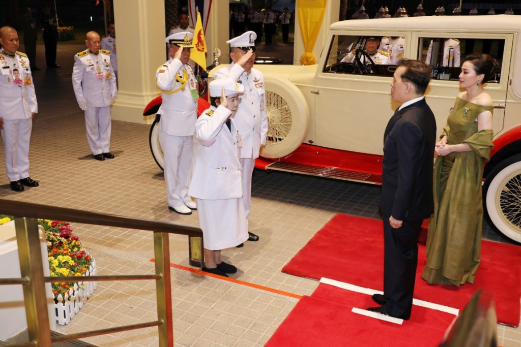 วันนี้ เวลา ๑๘.๐๐ น. พระบาทสมเด็จพระเจ้าอยู่หัว และสมเด็จพระนางเจ้า ฯ พระบรมราชินี เสด็จพระราชดําเนินโดยรถยนต์พระที่นั่ง จากพระที่นั่งอัมพรสถาน พระราชวังดุสิต ไปทอดพระเนตรการแสดงดนตรี ออร์เคสตราเฉลิมพระเกียรติพระบาทสมเด็จพระเจ้าอยู่หัว เนื่องในโอกาสพระราชพิธีมหามงคลเฉลิมพระชนมพรรษา ๖ รอบ ๒๘ กรกฎาคม ๒๕๖๗ ณ หอประชุมนวมภูมินทร์ วชิราวุธวิทยาลัย เขตดุสิต กรุงเทพมหานคร