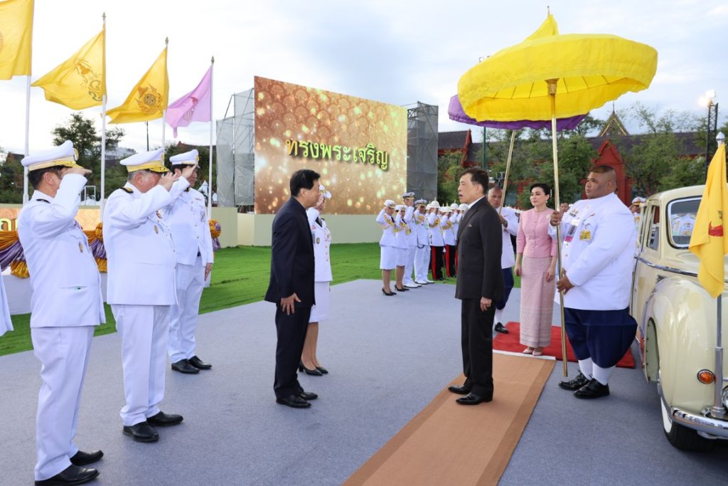 พระบาทสมเด็จพระเจ้าอยู่หัว และสมเด็จพระนางเจ้า ฯ พระบรมราชินี เสด็จพระราชดำเนินโดยรถยนต์พระที่นั่ง จากพระที่นั่งอัมพรสถาน พระราชวังดุสิต ไปทรงสักการะพระบรมสารีริกธาตุ (พระเขี้ยวแก้ว) จากสาธารณรัฐประชาชนจีนมาประดิษฐานในประเทศไทย เป็นการชั่วคราว เนื่องในโอกาสพระราชพิธีมหามงคลเฉลิมพระชนมพรรษา ๖ รอบ ๒๘ กรกฎาคม ๒๕๖๗ ณ มณฑลพิธี ท้องสนามหลวง เขตพระนคร กรุงเทพมหานคร