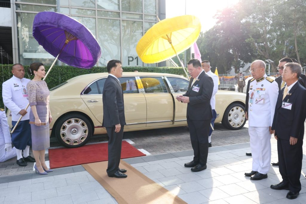 พระบาทสมเด็จพระเจ้าอยู่หัว และสมเด็จพระนางเจ้า ฯ พระบรมราชินี เสด็จพระราชดำเนินโดยรถยนต์พระที่นั่ง จากพระที่นั่งอัมพรสถาน พระราชวังดุสิต ไปทรงเปิดสวนสาธารณะ เฉลิมพระเกียรติ“เปรมประชาวนารักษ์” เนื่องในโอกาสพระราชพิธีมหามงคลเฉลิมพระชนมพรรษา ๖ รอบ ๒๘ กรกฎาคม ๒๕๖๗ ณ พื้นที่ถนนกำแพงเพชร ๖ แนวขนานคลองเปรมประชากร เขตหลักสี่ กรุงเทพมหานคร