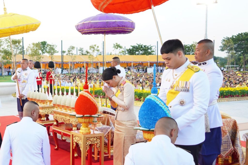 เวลา ๑๗.๔๗ น. พระบาทสมเด็จพระเจ้าอยู่หัว และสมเด็จพระนางเจ้า ฯ พระบรมราชินี เสด็จพระราชดำเนินไปในการพระราชพิธีทรงบำเพ็ญพระราชกุศลทักษิณานุปทาน เนื่องในวันคล้ายวันพระบรม ราชสมภพพระบาทสมเด็จพระบรมชนกาธิเบศร มหาภูมิพลอดุลยเดชมหาราช บรมนาถบพิตร พุทธศักราช ๒๕๖๗ ณ พระที่นั่งอมรินทรวินิจฉัย พระบรมมหาราชวัง