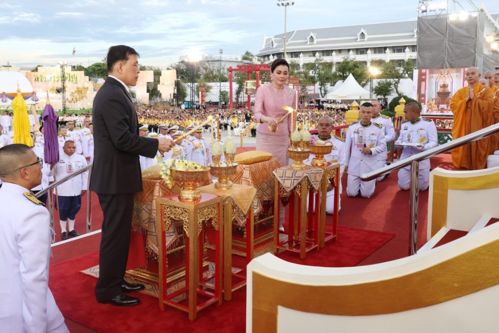 พระบาทสมเด็จพระเจ้าอยู่หัว และสมเด็จพระนางเจ้า ฯ พระบรมราชินี เสด็จพระราชดำเนินโดยรถยนต์พระที่นั่ง จากพระที่นั่งอัมพรสถาน พระราชวังดุสิต ไปทรงสักการะพระบรมสารีริกธาตุ (พระเขี้ยวแก้ว) จากสาธารณรัฐประชาชนจีนมาประดิษฐานในประเทศไทย เป็นการชั่วคราว เนื่องในโอกาสพระราชพิธีมหามงคลเฉลิมพระชนมพรรษา ๖ รอบ ๒๘ กรกฎาคม ๒๕๖๗ ณ มณฑลพิธี ท้องสนามหลวง เขตพระนคร กรุงเทพมหานคร