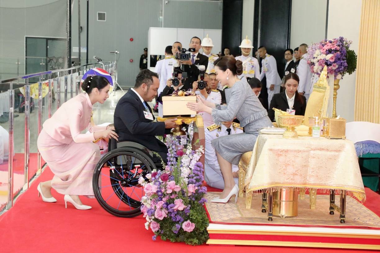 สมเด็จพระนางเจ้า ฯ พระบรมราชินี เสด็จ ฯ ไปทอดพระเนตรการแข่งขันกีฬาฮอกกี้น้ำแข็งคนพิการชิงแชมป์โลก รายการ “2024 แบงค็อก เวิลด์ พารา ไอซ์ ฮอกกี้ แชมเปียนชิพส์ ซี-พูล” (2024 Bangkok World Para Ice Hockey Championships C- Pool) และพระราชทานถ้วยรางวัลการแข่งขัน ฯ แก่ทีมที่ชนะเลิศ ณ สนามฮอกกี้น้ำแข็ง “ไทยแลนด์ อินเตอร์เนชันแนล ไอซ์ ฮอกกี้ อารีนา” (Thailand International Ice Hockey Arena) เขตห้วยขวาง กรุงเทพมหานคร