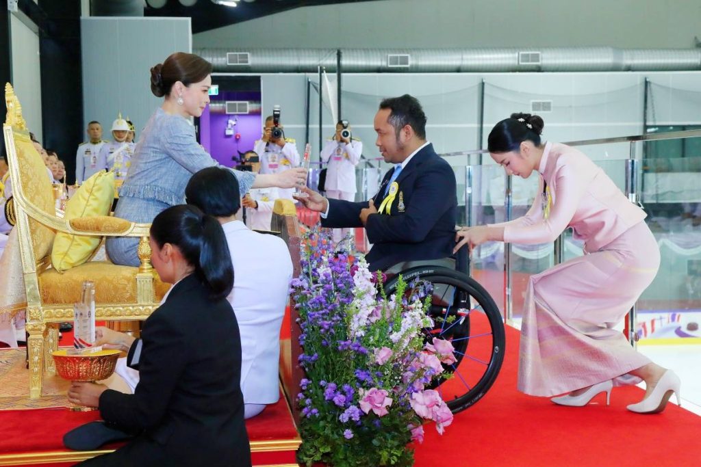 สมเด็จพระนางเจ้า ฯ พระบรมราชินี เสด็จ ฯ ไปทอดพระเนตรการแข่งขันกีฬาฮอกกี้น้ำแข็งคนพิการชิงแชมป์โลก รายการ “2024 แบงค็อก เวิลด์ พารา ไอซ์ ฮอกกี้ แชมเปียนชิพส์ ซี-พูล” (2024 Bangkok World Para Ice Hockey Championships C- Pool) และพระราชทานถ้วยรางวัลการแข่งขัน ฯ แก่ทีมที่ชนะเลิศ ณ สนามฮอกกี้น้ำแข็ง “ไทยแลนด์ อินเตอร์เนชันแนล ไอซ์ ฮอกกี้ อารีนา” (Thailand International Ice Hockey Arena) เขตห้วยขวาง กรุงเทพมหานคร