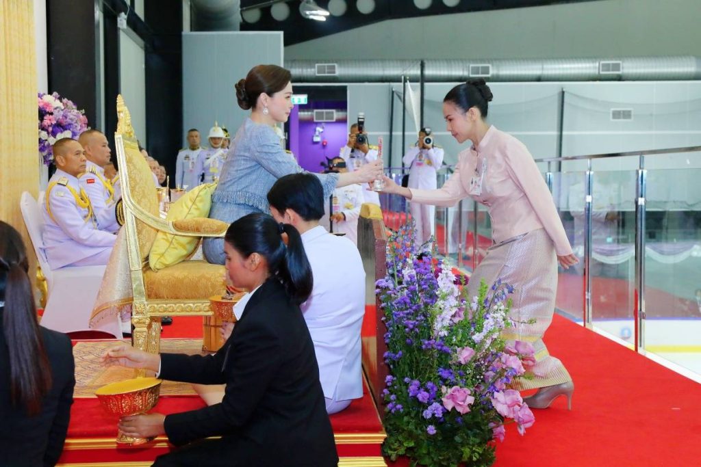 สมเด็จพระนางเจ้า ฯ พระบรมราชินี เสด็จ ฯ ไปทอดพระเนตรการแข่งขันกีฬาฮอกกี้น้ำแข็งคนพิการชิงแชมป์โลก รายการ “2024 แบงค็อก เวิลด์ พารา ไอซ์ ฮอกกี้ แชมเปียนชิพส์ ซี-พูล” (2024 Bangkok World Para Ice Hockey Championships C- Pool) และพระราชทานถ้วยรางวัลการแข่งขัน ฯ แก่ทีมที่ชนะเลิศ ณ สนามฮอกกี้น้ำแข็ง “ไทยแลนด์ อินเตอร์เนชันแนล ไอซ์ ฮอกกี้ อารีนา” (Thailand International Ice Hockey Arena) เขตห้วยขวาง กรุงเทพมหานคร