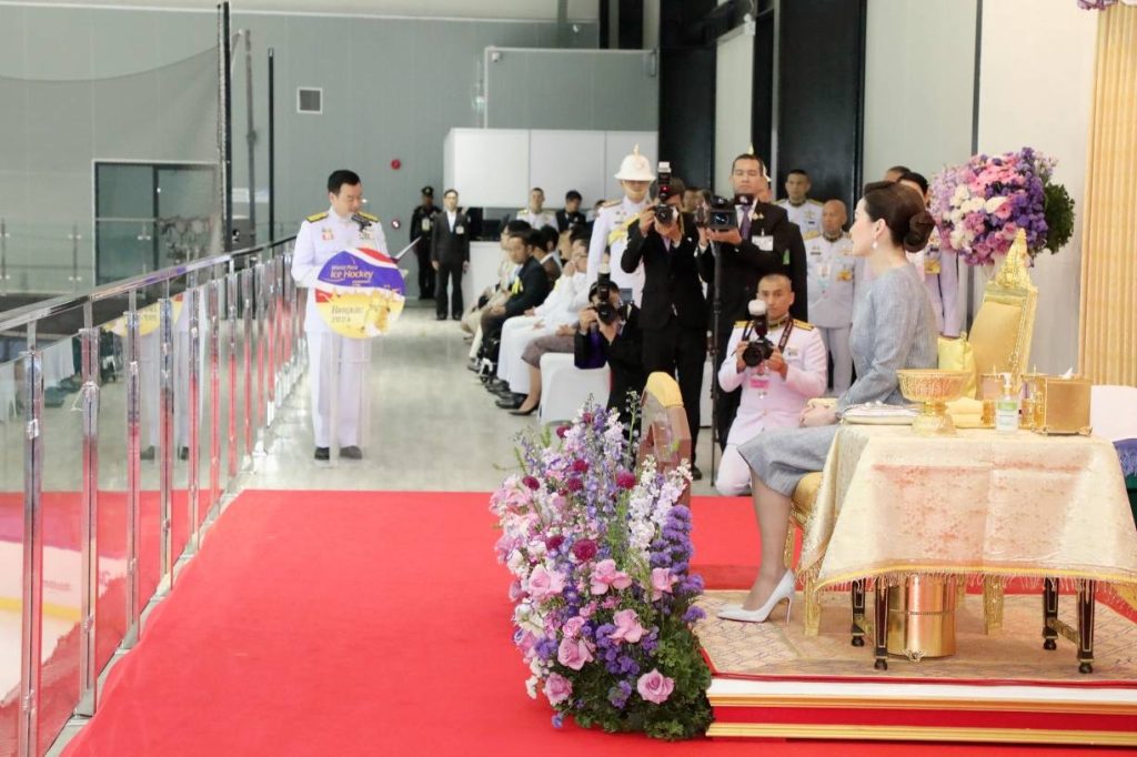 สมเด็จพระนางเจ้า ฯ พระบรมราชินี เสด็จ ฯ ไปทอดพระเนตรการแข่งขันกีฬาฮอกกี้น้ำแข็งคนพิการชิงแชมป์โลก รายการ “2024 แบงค็อก เวิลด์ พารา ไอซ์ ฮอกกี้ แชมเปียนชิพส์ ซี-พูล” (2024 Bangkok World Para Ice Hockey Championships C- Pool) และพระราชทานถ้วยรางวัลการแข่งขัน ฯ แก่ทีมที่ชนะเลิศ ณ สนามฮอกกี้น้ำแข็ง “ไทยแลนด์ อินเตอร์เนชันแนล ไอซ์ ฮอกกี้ อารีนา” (Thailand International Ice Hockey Arena) เขตห้วยขวาง กรุงเทพมหานคร