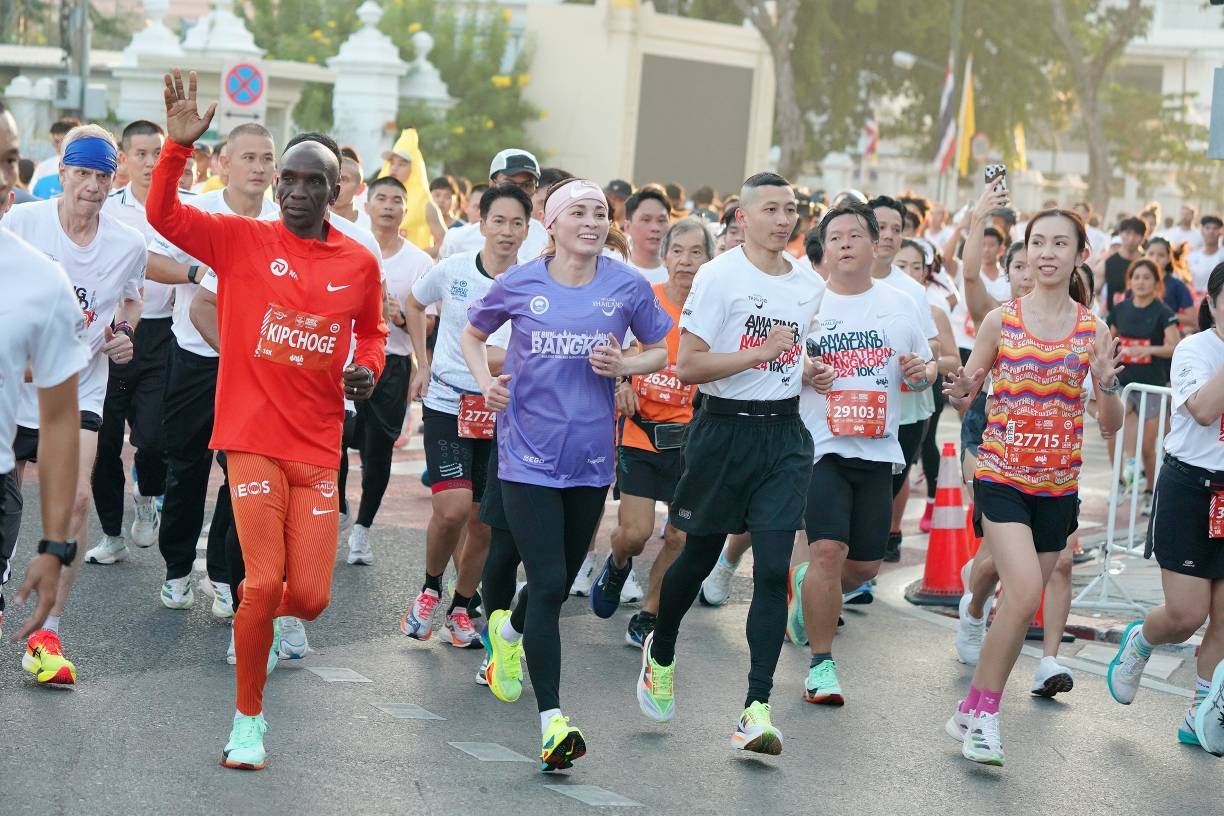 สมเด็จพระนางเจ้า ฯ พระบรมราชินี เสด็จพระราชดำเนินไปทรงร่วมกิจกรรมวิ่ง “อะเมซิ่ง ไทยแลนด์ มาราธอน แบงค็อก 2024” (AMAZING THAILAND MARATHON BANGKOK 2024 : ATMBKK 2024) ณ ท้องสนามหลวง เขตพระนคร กรุงเทพมหานคร  เป็นการส่วนพระองค์