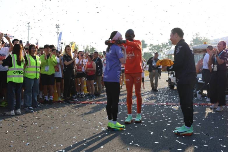 สมเด็จพรนางเจ้า ฯ พระบรมราชินี เสด็จพระราชดำเนินไปทรงร่วมกิจกรรมวิ่ง “อะเมซิ่ง ไทยแลนด์ มาราธอน แบงค็อก 2024” (AMAZING THAILAND MARATHON BANGKOK 2024 : ATMBKK 2024) ณ ท้องสนามหลวง เขตพระนคร กรุงเทพมหานคร (เป็นการส่วนพระองค์)