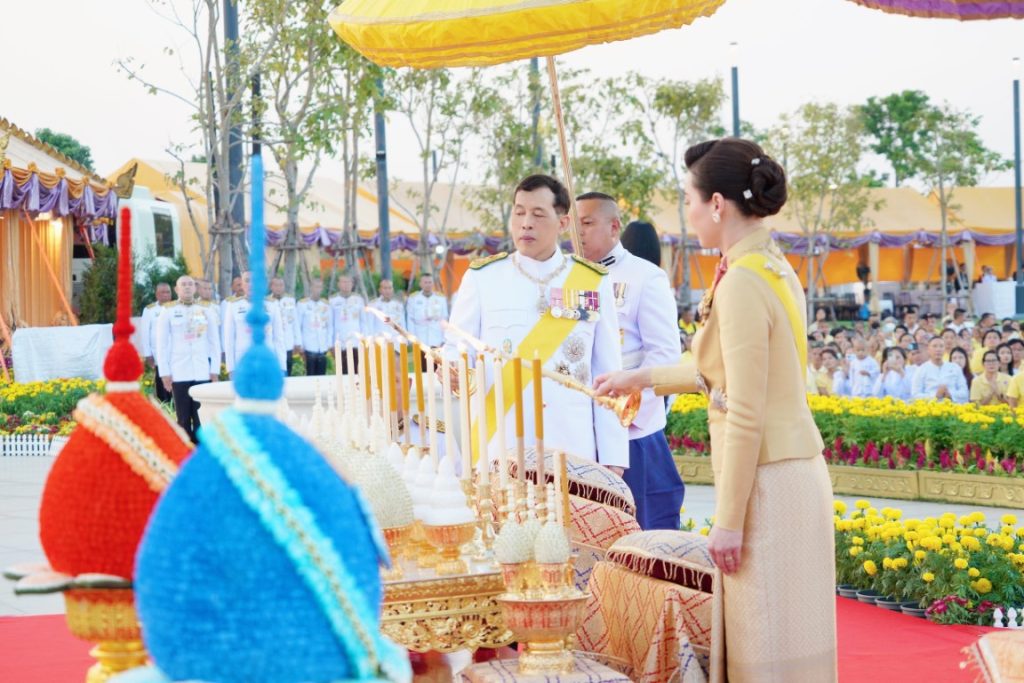 เวลา ๑๗.๔๗ น. พระบาทสมเด็จพระเจ้าอยู่หัว และสมเด็จพระนางเจ้า ฯ พระบรมราชินี เสด็จพระราชดำเนินไปในการพระราชพิธีทรงบำเพ็ญพระราชกุศลทักษิณานุปทาน เนื่องในวันคล้ายวันพระบรม ราชสมภพพระบาทสมเด็จพระบรมชนกาธิเบศร มหาภูมิพลอดุลยเดชมหาราช บรมนาถบพิตร พุทธศักราช ๒๕๖๗ ณ พระที่นั่งอมรินทรวินิจฉัย พระบรมมหาราชวัง