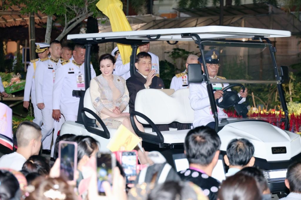พระบาทสมเด็จพระเจ้าอยู่หัว และสมเด็จพระนางเจ้า ฯ พระบรมราชินี เสด็จพระราชดำเนินโดยรถยนต์พระที่นั่ง จากพระที่นั่งอัมพรสถาน พระราชวังดุสิต ไปยังท่าอากาศยานทหาร ดอนเมือง เพื่อประทับเครื่องบินพระที่นั่ง เสด็จพระราชดำเนินไปทรงเปิดการประชุมวิชาการนานาชาติ “จากการพัฒนา ทางเลือกมุ่งสู่การพัฒนาที่ยั่งยืน : เสริมสร้างความเข้มแข็งให้กับการพัฒนาทางเลือก เพื่อรับมือการท้าทายทุกประเด็น ของโลก” (The Royal Project International Conference : From Alternative Development to Sustainable Development Goals : Empowering Alternative Development to Address Global Challenges) และทรงเปิดงานโครงการหลวง ๒๕๖๗ “Hats on Hills ห่มเขาด้วยเงาไม้ ใต้ร่มพระบารมี ๕๕ ปี โครงการหลวง” ณ อุทยานหลวงราชพฤกษ์ อำเภอเมืองเชียงใหม่ จังหวัดเชียงใหม่
