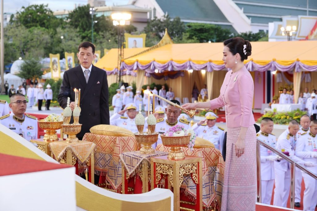 พระบาทสมเด็จพระเจ้าอยู่หัว และสมเด็จพระนางเจ้า ฯ พระบรมราชินี เสด็จพระราชดำเนินโดยรถยนต์พระที่นั่ง จากพระที่นั่งอัมพรสถาน พระราชวังดุสิต ไปทรงสักการะพระบรมสารีริกธาตุ (พระเขี้ยวแก้ว) จากสาธารณรัฐประชาชนจีนมาประดิษฐานในประเทศไทย เป็นการชั่วคราว เนื่องในโอกาสพระราชพิธีมหามงคลเฉลิมพระชนมพรรษา ๖ รอบ ๒๘ กรกฎาคม ๒๕๖๗ ณ มณฑลพิธี ท้องสนามหลวง เขตพระนคร กรุงเทพมหานคร
