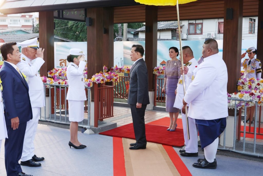 พระบาทสมเด็จพระเจ้าอยู่หัว และสมเด็จพระนางเจ้า ฯ พระบรมราชินี เสด็จพระราชดำเนินโดยรถยนต์พระที่นั่ง จากพระที่นั่งอัมพรสถาน พระราชวังดุสิต ไปทรงเปิดสวนสาธารณะ เฉลิมพระเกียรติ“เปรมประชาวนารักษ์” เนื่องในโอกาสพระราชพิธีมหามงคลเฉลิมพระชนมพรรษา ๖ รอบ ๒๘ กรกฎาคม ๒๕๖๗ ณ พื้นที่ถนนกำแพงเพชร ๖ แนวขนานคลองเปรมประชากร เขตหลักสี่ กรุงเทพมหานคร