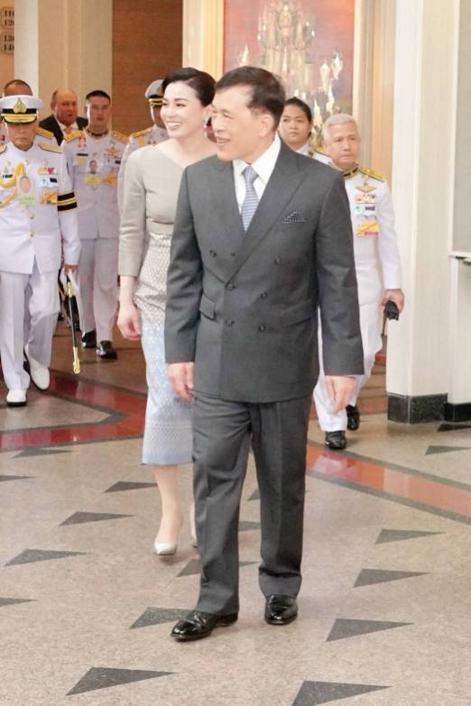 พระบาทสมเด็จพระเจ้าอยู่หัว และสมเด็จพระนางเจ้า ฯ พระบรมราชินี เสด็จพระราชดำเนินไปพระราชทานรางวัลแก่ผู้ชนะการแข่งขันเรือใบนานาชาติชิงถ้วยพระราชทาน “ภูเก็ตคิงส์คัพรีกัตต้า” ครั้งที่ 36 ประจำปี 2567 ณ โรงแรมบียอนด์ กะตะ อำเภอเมืองภูเก็ต จังหวัดภูเก็ต
