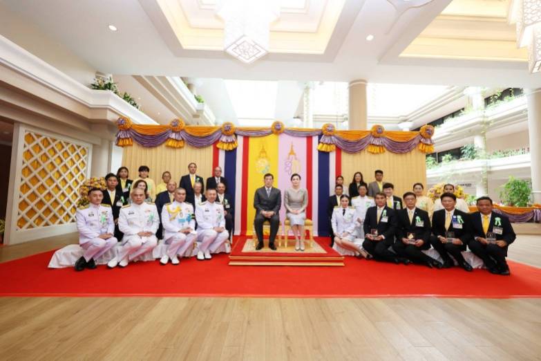 พระบาทสมเด็จพระเจ้าอยู่หัว และสมเด็จพระนางเจ้า ฯ พระบรมราชินี เสด็จพระราชดำเนินไปพระราชทานรางวัลแก่ผู้ชนะการแข่งขันเรือใบนานาชาติชิงถ้วยพระราชทาน “ภูเก็ตคิงส์คัพรีกัตต้า” ครั้งที่ 36 ประจำปี 2567 ณ โรงแรมบียอนด์ กะตะ อำเภอเมืองภูเก็ต จังหวัดภูเก็ต