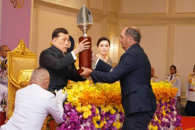 พระบาทสมเด็จพระเจ้าอยู่หัว และสมเด็จพระนางเจ้า ฯ พระบรมราชินี เสด็จพระราชดำเนินไปพระราชทานรางวัลแก่ผู้ชนะการแข่งขันเรือใบนานาชาติชิงถ้วยพระราชทาน “ภูเก็ตคิงส์คัพรีกัตต้า” ครั้งที่ 36 ประจำปี 2567 ณ โรงแรมบียอนด์ กะตะ อำเภอเมืองภูเก็ต จังหวัดภูเก็ต