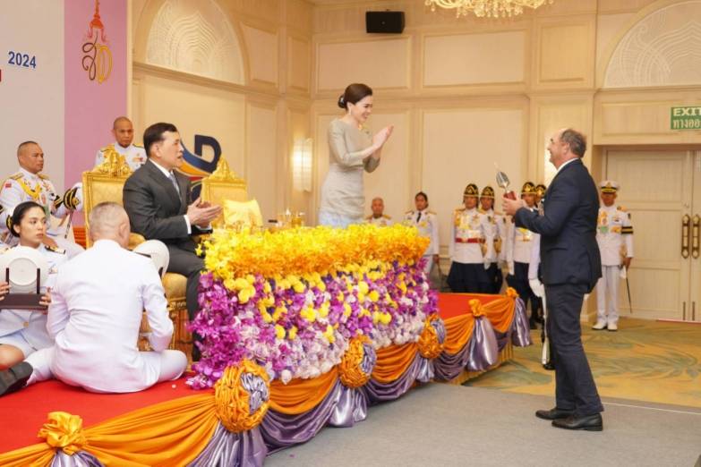 พระบาทสมเด็จพระเจ้าอยู่หัว และสมเด็จพระนางเจ้า ฯ พระบรมราชินี เสด็จพระราชดำเนินไปพระราชทานรางวัลแก่ผู้ชนะการแข่งขันเรือใบนานาชาติชิงถ้วยพระราชทาน “ภูเก็ตคิงส์คัพรีกัตต้า” ครั้งที่ 36 ประจำปี 2567 ณ โรงแรมบียอนด์ กะตะ อำเภอเมืองภูเก็ต จังหวัดภูเก็ต