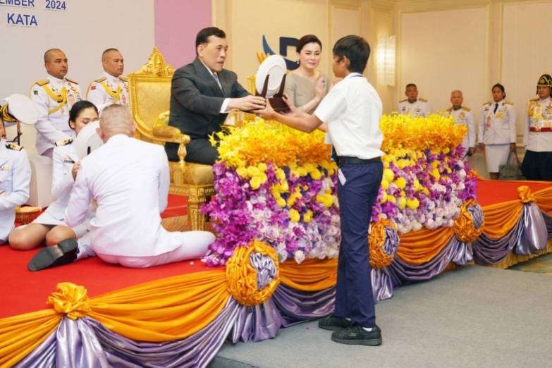 พระบาทสมเด็จพระเจ้าอยู่หัว และสมเด็จพระนางเจ้า ฯ พระบรมราชินี เสด็จพระราชดำเนินไปพระราชทานรางวัลแก่ผู้ชนะการแข่งขันเรือใบนานาชาติชิงถ้วยพระราชทาน “ภูเก็ตคิงส์คัพรีกัตต้า” ครั้งที่ 36 ประจำปี 2567 ณ โรงแรมบียอนด์ กะตะ อำเภอเมืองภูเก็ต จังหวัดภูเก็ต