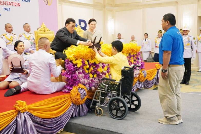 พระบาทสมเด็จพระเจ้าอยู่หัว และสมเด็จพระนางเจ้า ฯ พระบรมราชินี เสด็จพระราชดำเนินไปพระราชทานรางวัลแก่ผู้ชนะการแข่งขันเรือใบนานาชาติชิงถ้วยพระราชทาน “ภูเก็ตคิงส์คัพรีกัตต้า” ครั้งที่ 36 ประจำปี 2567 ณ โรงแรมบียอนด์ กะตะ อำเภอเมืองภูเก็ต จังหวัดภูเก็ต