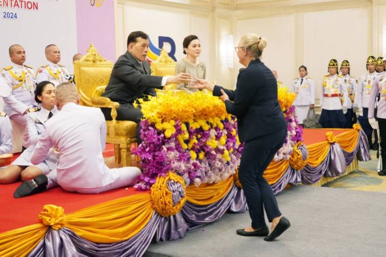 พระบาทสมเด็จพระเจ้าอยู่หัว และสมเด็จพระนางเจ้า ฯ พระบรมราชินี เสด็จพระราชดำเนินไปพระราชทานรางวัลแก่ผู้ชนะการแข่งขันเรือใบนานาชาติชิงถ้วยพระราชทาน “ภูเก็ตคิงส์คัพรีกัตต้า” ครั้งที่ 36 ประจำปี 2567 ณ โรงแรมบียอนด์ กะตะ อำเภอเมืองภูเก็ต จังหวัดภูเก็ต