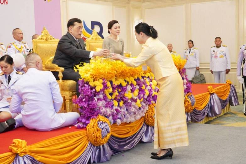 พระบาทสมเด็จพระเจ้าอยู่หัว และสมเด็จพระนางเจ้า ฯ พระบรมราชินี เสด็จพระราชดำเนินไปพระราชทานรางวัลแก่ผู้ชนะการแข่งขันเรือใบนานาชาติชิงถ้วยพระราชทาน “ภูเก็ตคิงส์คัพรีกัตต้า” ครั้งที่ 36 ประจำปี 2567 ณ โรงแรมบียอนด์ กะตะ อำเภอเมืองภูเก็ต จังหวัดภูเก็ต