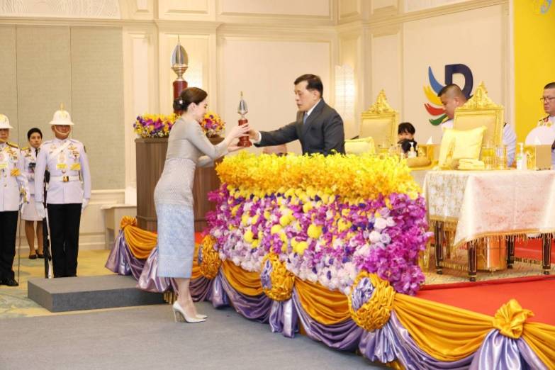 พระบาทสมเด็จพระเจ้าอยู่หัว และสมเด็จพระนางเจ้า ฯ พระบรมราชินี เสด็จพระราชดำเนินไปพระราชทานรางวัลแก่ผู้ชนะการแข่งขันเรือใบนานาชาติชิงถ้วยพระราชทาน “ภูเก็ตคิงส์คัพรีกัตต้า” ครั้งที่ 36 ประจำปี 2567 ณ โรงแรมบียอนด์ กะตะ อำเภอเมืองภูเก็ต จังหวัดภูเก็ต