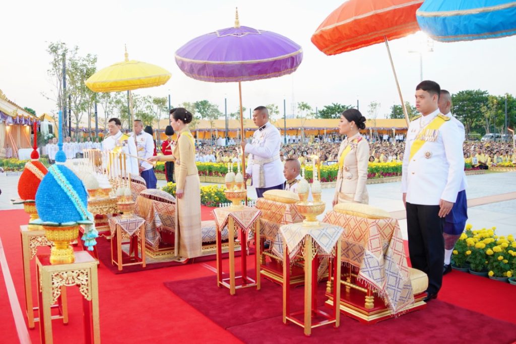 เวลา ๑๗.๔๗ น. พระบาทสมเด็จพระเจ้าอยู่หัว และสมเด็จพระนางเจ้า ฯ พระบรมราชินี เสด็จพระราชดำเนินไปในการพระราชพิธีทรงบำเพ็ญพระราชกุศลทักษิณานุปทาน เนื่องในวันคล้ายวันพระบรม ราชสมภพพระบาทสมเด็จพระบรมชนกาธิเบศร มหาภูมิพลอดุลยเดชมหาราช บรมนาถบพิตร พุทธศักราช ๒๕๖๗ ณ พระที่นั่งอมรินทรวินิจฉัย พระบรมมหาราชวัง