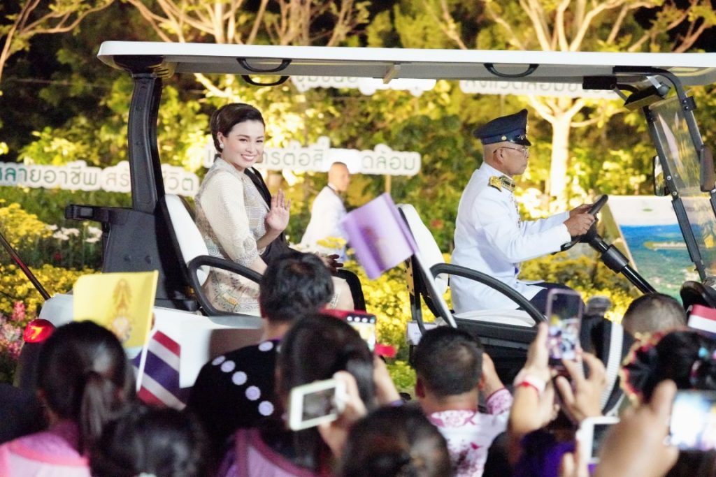 พระบาทสมเด็จพระเจ้าอยู่หัว และสมเด็จพระนางเจ้า ฯ พระบรมราชินี เสด็จพระราชดำเนินโดยรถยนต์พระที่นั่ง จากพระที่นั่งอัมพรสถาน พระราชวังดุสิต ไปยังท่าอากาศยานทหาร ดอนเมือง เพื่อประทับเครื่องบินพระที่นั่ง เสด็จพระราชดำเนินไปทรงเปิดการประชุมวิชาการนานาชาติ “จากการพัฒนา ทางเลือกมุ่งสู่การพัฒนาที่ยั่งยืน : เสริมสร้างความเข้มแข็งให้กับการพัฒนาทางเลือก เพื่อรับมือการท้าทายทุกประเด็น ของโลก” (The Royal Project International Conference : From Alternative Development to Sustainable Development Goals : Empowering Alternative Development to Address Global Challenges) และทรงเปิดงานโครงการหลวง ๒๕๖๗ “Hats on Hills ห่มเขาด้วยเงาไม้ ใต้ร่มพระบารมี ๕๕ ปี โครงการหลวง” ณ อุทยานหลวงราชพฤกษ์ อำเภอเมืองเชียงใหม่ จังหวัดเชียงใหม่
