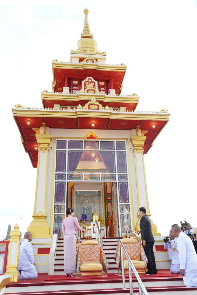 พระบาทสมเด็จพระเจ้าอยู่หัว และสมเด็จพระนางเจ้า ฯ พระบรมราชินี เสด็จพระราชดำเนินโดยรถยนต์พระที่นั่ง จากพระที่นั่งอัมพรสถาน พระราชวังดุสิต ไปทรงสักการะพระบรมสารีริกธาตุ (พระเขี้ยวแก้ว) จากสาธารณรัฐประชาชนจีนมาประดิษฐานในประเทศไทย เป็นการชั่วคราว เนื่องในโอกาสพระราชพิธีมหามงคลเฉลิมพระชนมพรรษา ๖ รอบ ๒๘ กรกฎาคม ๒๕๖๗ ณ มณฑลพิธี ท้องสนามหลวง เขตพระนคร กรุงเทพมหานคร