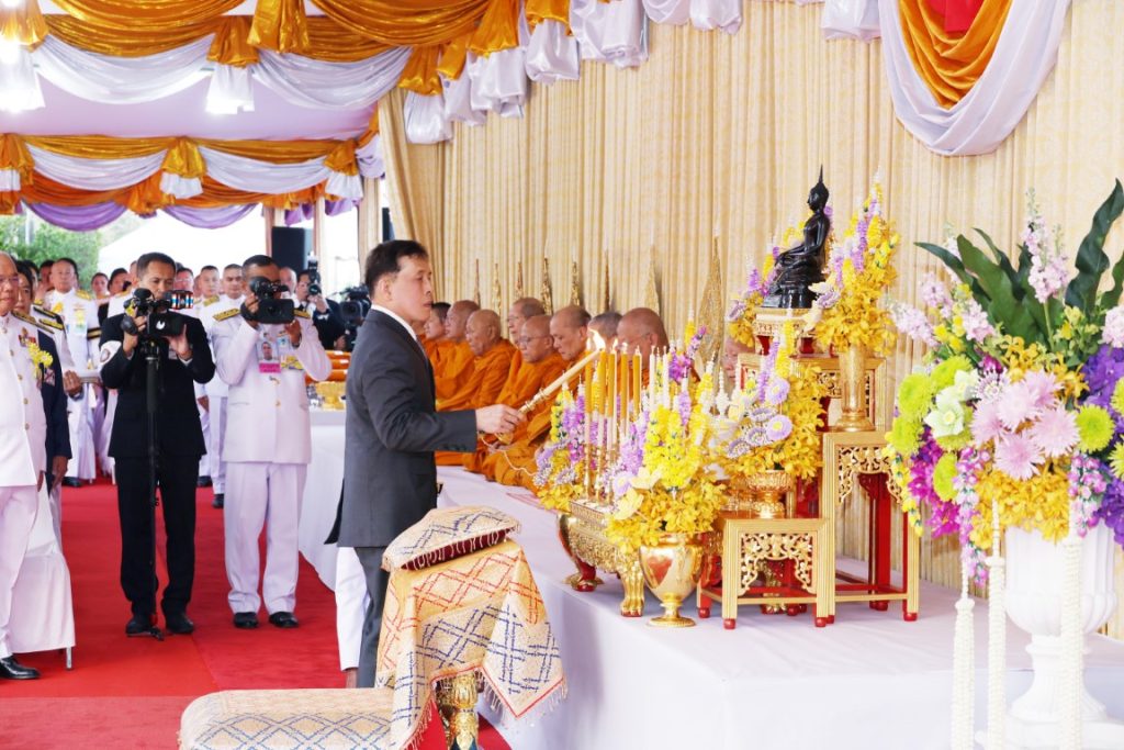 พระบาทสมเด็จพระเจ้าอยู่หัว และสมเด็จพระนางเจ้า ฯ พระบรมราชินี เสด็จพระราชดำเนินโดยรถยนต์พระที่นั่ง จากพระที่นั่งอัมพรสถาน พระราชวังดุสิต ไปทรงเปิดสวนสาธารณะ เฉลิมพระเกียรติ“เปรมประชาวนารักษ์” เนื่องในโอกาสพระราชพิธีมหามงคลเฉลิมพระชนมพรรษา ๖ รอบ ๒๘ กรกฎาคม ๒๕๖๗ ณ พื้นที่ถนนกำแพงเพชร ๖ แนวขนานคลองเปรมประชากร เขตหลักสี่ กรุงเทพมหานคร