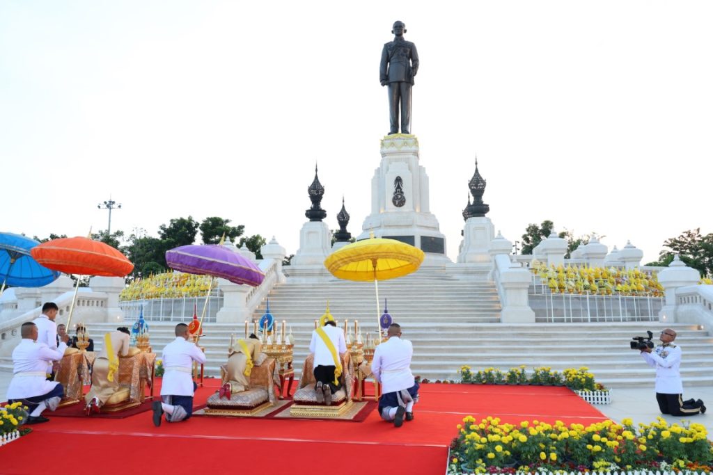 เวลา ๑๗.๔๗ น. พระบาทสมเด็จพระเจ้าอยู่หัว และสมเด็จพระนางเจ้า ฯ พระบรมราชินี เสด็จพระราชดำเนินไปในการพระราชพิธีทรงบำเพ็ญพระราชกุศลทักษิณานุปทาน เนื่องในวันคล้ายวันพระบรม ราชสมภพพระบาทสมเด็จพระบรมชนกาธิเบศร มหาภูมิพลอดุลยเดชมหาราช บรมนาถบพิตร พุทธศักราช ๒๕๖๗ ณ พระที่นั่งอมรินทรวินิจฉัย พระบรมมหาราชวัง