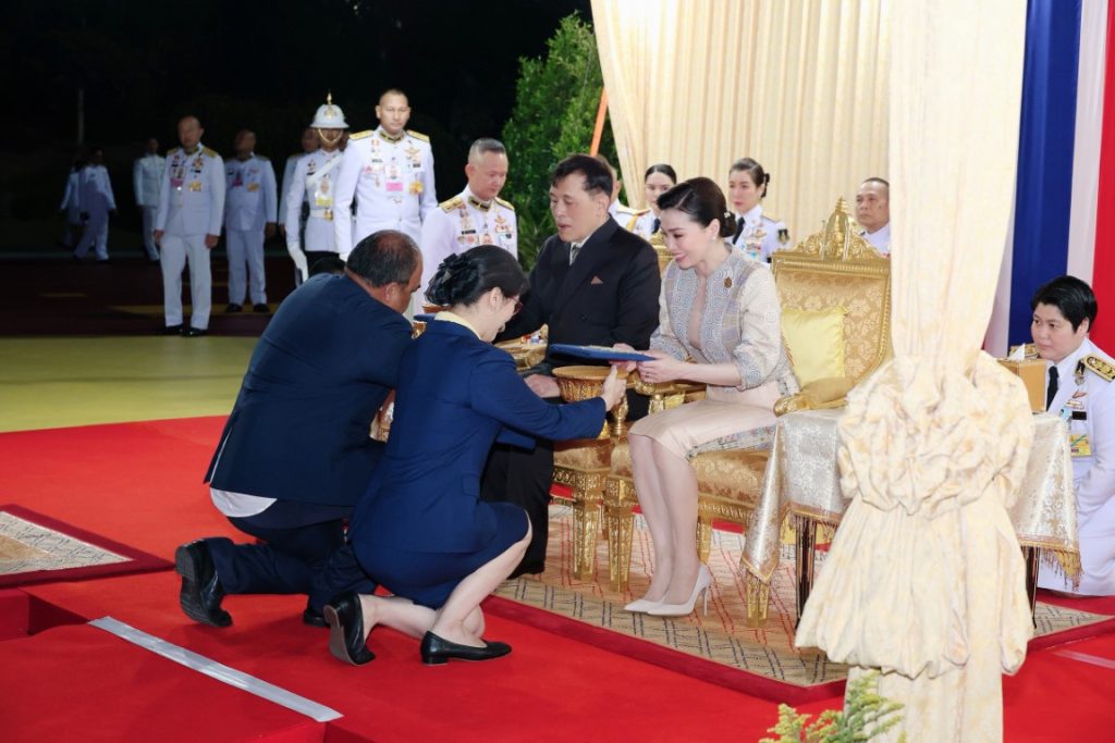 พระบาทสมเด็จพระเจ้าอยู่หัว และสมเด็จพระนางเจ้า ฯ พระบรมราชินี เสด็จพระราชดำเนินโดยรถยนต์พระที่นั่ง จากพระที่นั่งอัมพรสถาน พระราชวังดุสิต ไปยังท่าอากาศยานทหาร ดอนเมือง เพื่อประทับเครื่องบินพระที่นั่ง เสด็จพระราชดำเนินไปทรงเปิดการประชุมวิชาการนานาชาติ “จากการพัฒนา ทางเลือกมุ่งสู่การพัฒนาที่ยั่งยืน : เสริมสร้างความเข้มแข็งให้กับการพัฒนาทางเลือก เพื่อรับมือการท้าทายทุกประเด็น ของโลก” (The Royal Project International Conference : From Alternative Development to Sustainable Development Goals : Empowering Alternative Development to Address Global Challenges) และทรงเปิดงานโครงการหลวง ๒๕๖๗ “Hats on Hills ห่มเขาด้วยเงาไม้ ใต้ร่มพระบารมี ๕๕ ปี โครงการหลวง” ณ อุทยานหลวงราชพฤกษ์ อำเภอเมืองเชียงใหม่ จังหวัดเชียงใหม่