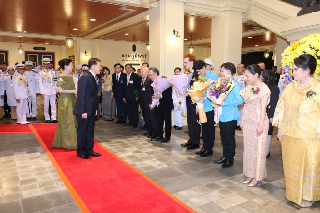 วันนี้ เวลา ๑๘.๐๐ น. พระบาทสมเด็จพระเจ้าอยู่หัว และสมเด็จพระนางเจ้า ฯ พระบรมราชินี เสด็จพระราชดําเนินโดยรถยนต์พระที่นั่ง จากพระที่นั่งอัมพรสถาน พระราชวังดุสิต ไปทอดพระเนตรการแสดงดนตรี ออร์เคสตราเฉลิมพระเกียรติพระบาทสมเด็จพระเจ้าอยู่หัว เนื่องในโอกาสพระราชพิธีมหามงคลเฉลิมพระชนมพรรษา ๖ รอบ ๒๘ กรกฎาคม ๒๕๖๗ ณ หอประชุมนวมภูมินทร์ วชิราวุธวิทยาลัย เขตดุสิต กรุงเทพมหานคร