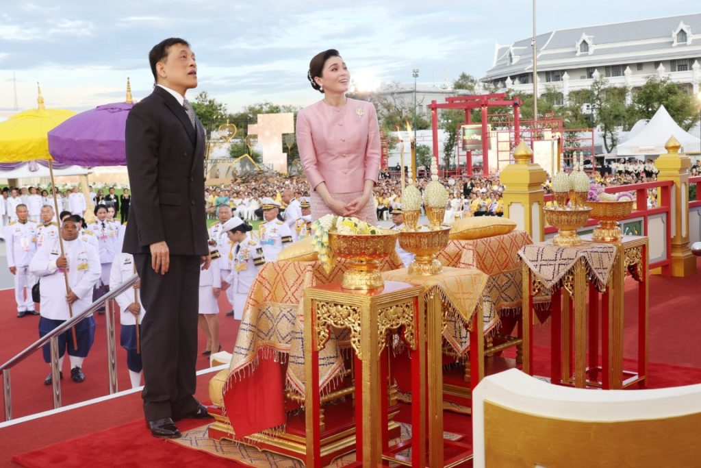 พระบาทสมเด็จพระเจ้าอยู่หัว และสมเด็จพระนางเจ้า ฯ พระบรมราชินี เสด็จพระราชดำเนินโดยรถยนต์พระที่นั่ง จากพระที่นั่งอัมพรสถาน พระราชวังดุสิต ไปทรงสักการะพระบรมสารีริกธาตุ (พระเขี้ยวแก้ว) จากสาธารณรัฐประชาชนจีนมาประดิษฐานในประเทศไทย เป็นการชั่วคราว เนื่องในโอกาสพระราชพิธีมหามงคลเฉลิมพระชนมพรรษา ๖ รอบ ๒๘ กรกฎาคม ๒๕๖๗ ณ มณฑลพิธี ท้องสนามหลวง เขตพระนคร กรุงเทพมหานคร