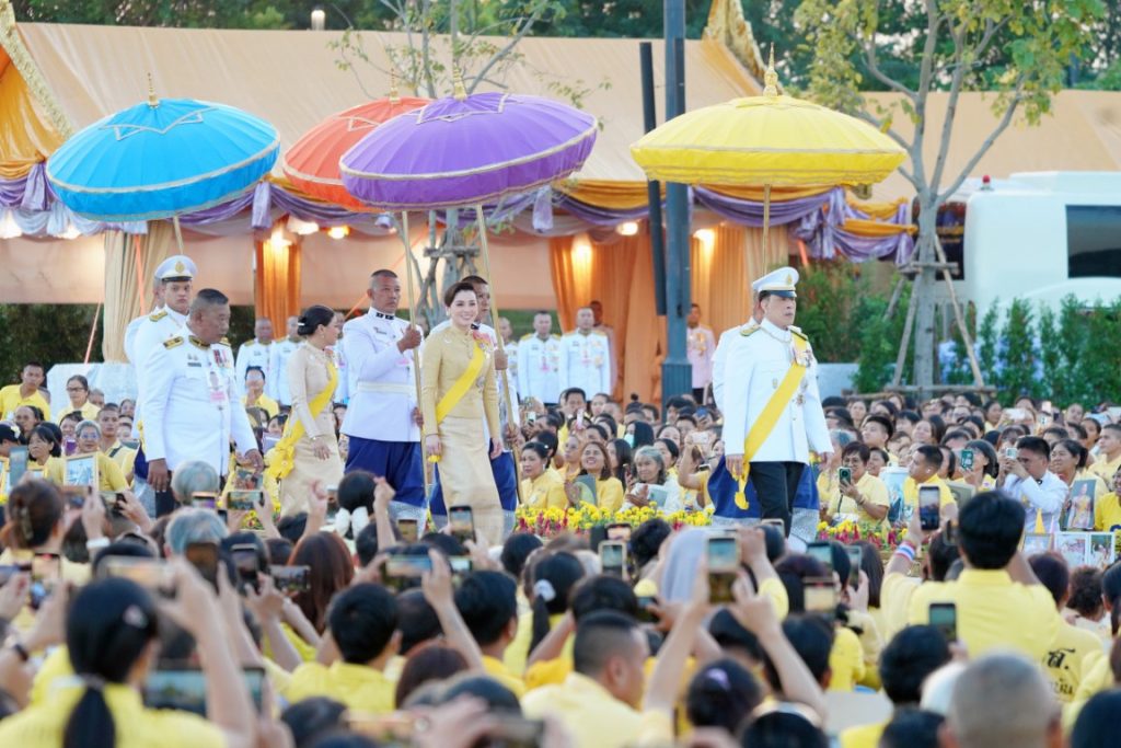 เวลา ๑๗.๔๗ น. พระบาทสมเด็จพระเจ้าอยู่หัว และสมเด็จพระนางเจ้า ฯ พระบรมราชินี เสด็จพระราชดำเนินไปในการพระราชพิธีทรงบำเพ็ญพระราชกุศลทักษิณานุปทาน เนื่องในวันคล้ายวันพระบรม ราชสมภพพระบาทสมเด็จพระบรมชนกาธิเบศร มหาภูมิพลอดุลยเดชมหาราช บรมนาถบพิตร พุทธศักราช ๒๕๖๗ ณ พระที่นั่งอมรินทรวินิจฉัย พระบรมมหาราชวัง
