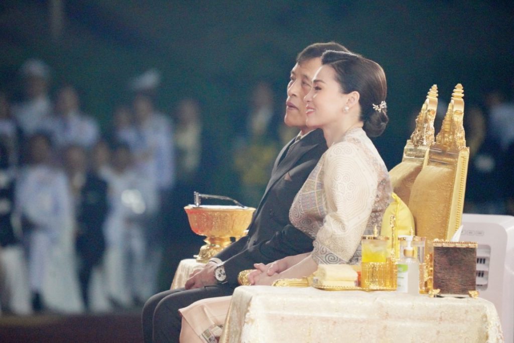 พระบาทสมเด็จพระเจ้าอยู่หัว และสมเด็จพระนางเจ้า ฯ พระบรมราชินี เสด็จพระราชดำเนินโดยรถยนต์พระที่นั่ง จากพระที่นั่งอัมพรสถาน พระราชวังดุสิต ไปยังท่าอากาศยานทหาร ดอนเมือง เพื่อประทับเครื่องบินพระที่นั่ง เสด็จพระราชดำเนินไปทรงเปิดการประชุมวิชาการนานาชาติ “จากการพัฒนา ทางเลือกมุ่งสู่การพัฒนาที่ยั่งยืน : เสริมสร้างความเข้มแข็งให้กับการพัฒนาทางเลือก เพื่อรับมือการท้าทายทุกประเด็น ของโลก” (The Royal Project International Conference : From Alternative Development to Sustainable Development Goals : Empowering Alternative Development to Address Global Challenges) และทรงเปิดงานโครงการหลวง ๒๕๖๗ “Hats on Hills ห่มเขาด้วยเงาไม้ ใต้ร่มพระบารมี ๕๕ ปี โครงการหลวง” ณ อุทยานหลวงราชพฤกษ์ อำเภอเมืองเชียงใหม่ จังหวัดเชียงใหม่